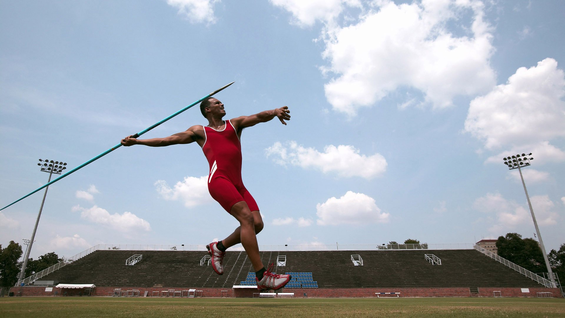 开云官方app入口-绝杀与高光，体育赛场上的瞬间永恒